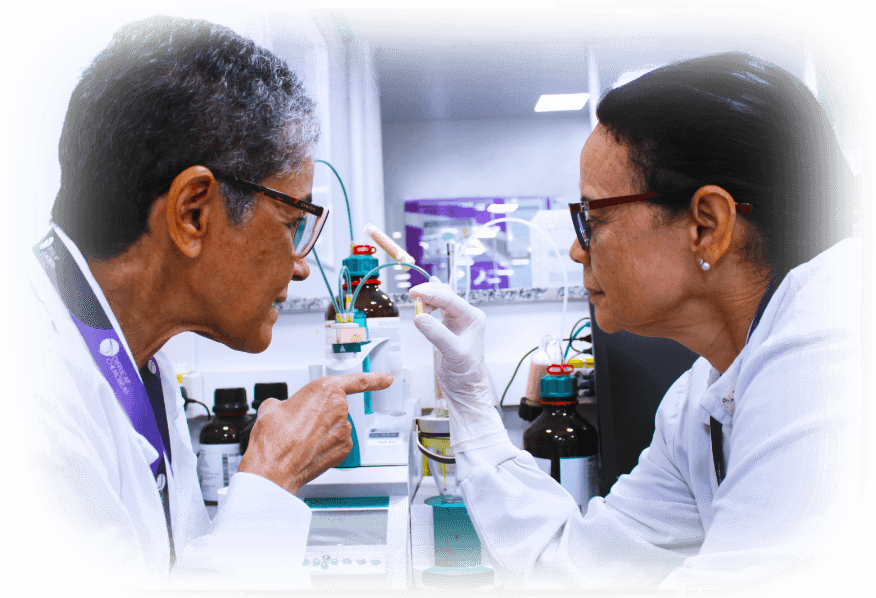 Duas senhoras trabalhando em um laboratório